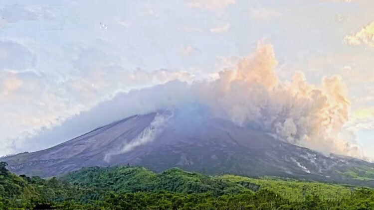 Kondisi Gunung Merapi saat meluncurkan awan panas pada Kamis (2/10/2025) pagi. (Dok. BPPTKG Yogyakarta)