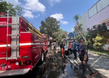 Proses pemadaman api di sebuah ruko yang terbakar di Demangan Baru, Caturtunggal, Depok, Sleman, Senin (6/10/2025). (Dok. Bidang Damkar Satpol PP Sleman)