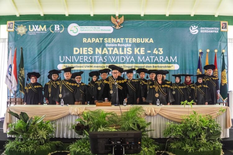 Upacara Dies Natalis ke-43 Universitas Widya Mataram di Banyuraden, Gamping, Sleman, Selasa (7/10/2025)