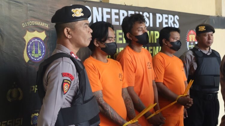 Tiga pelaku penganiayaan dihadirkan di Mapolsek Gamping, Kamis (9/10/2025).