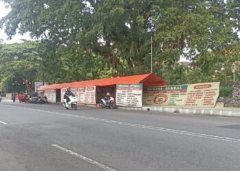 satu di antara puluhan pedagang kaki lima di Jalan Persatuan kawasan UGM.