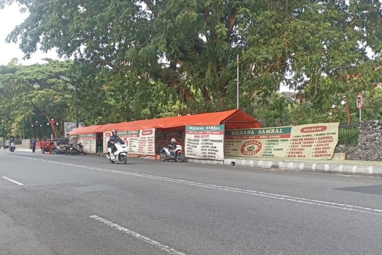 satu di antara puluhan pedagang kaki lima di Jalan Persatuan kawasan UGM.