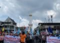 Massa buruh yang tergabung dalam Majelis Pekerja Buruh Indonesia (MPBI) Daerah Istimewa Yogyakarta (DIY) menggelar aksi damai di kawasan Tugu Yogyakarta, Selasa (14/10/2025).