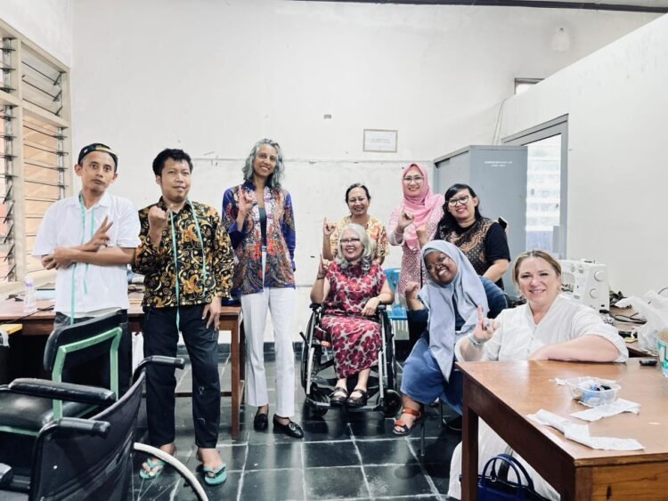 Wakil Duta Besar Australia untuk Indonesia Gita Kamath mengunjungi pusat rehabilitasi YAKKUM di Sleman, Jumat (17/10/2025)