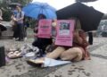 Massa aksi yang diinisiasi oleh Suara Ibu Indonesia menggelar aksi menuntut evaluasi program Makan Bergizi Gratis (MBG) di Bundaran UGM Yogyakarta, Jumat (17/10/2025) sore.