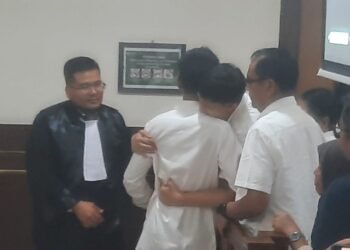 Christiano Pengarapenta dipeluk keluarganya usai dituntut hukuman 2 tahun penjara dalam kasus kecelakaan yang menewaskan Argo sang mahasiswa UGM