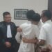 Christiano Pengarapenta dipeluk keluarganya usai dituntut hukuman 2 tahun penjara dalam kasus kecelakaan yang menewaskan Argo sang mahasiswa UGM