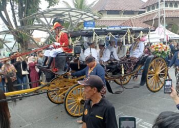 Kereta kencana bersejarah milik Keraton Yogyakarta, Kyai Landower Surabaya dan Permili, kembali ditampilkan dalam Kirab Trunajaya, Rabu (22/10/2025).