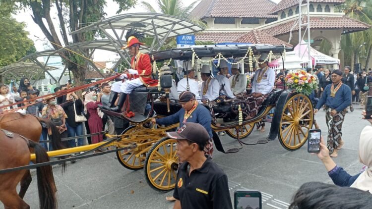 Kereta kencana bersejarah milik Keraton Yogyakarta, Kyai Landower Surabaya dan Permili, kembali ditampilkan dalam Kirab Trunajaya, Rabu (22/10/2025).