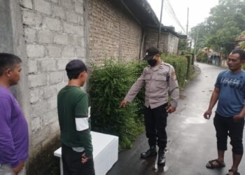 Polisi melakukan olah tempat kejadian perkara penemuan kotak styrofoam berisi bayi perempuan beserta sejumlah peralatan bayi di Padukuhan Ngentak Beloran, Kalurahan Sumberharjo, Prambanan, Sleman, Sabtu (25/10/2025). (Dok. Polresta Sleman)