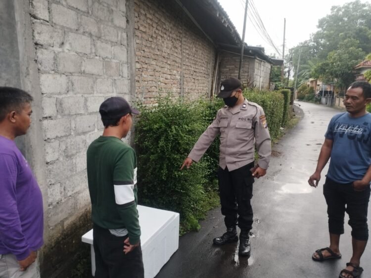 Polisi melakukan olah tempat kejadian perkara penemuan kotak styrofoam berisi bayi perempuan beserta sejumlah peralatan bayi di Padukuhan Ngentak Beloran, Kalurahan Sumberharjo, Prambanan, Sleman, Sabtu (25/10/2025). (Dok. Polresta Sleman)