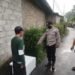 Polisi melakukan olah tempat kejadian perkara penemuan kotak styrofoam berisi bayi perempuan beserta sejumlah peralatan bayi di Padukuhan Ngentak Beloran, Kalurahan Sumberharjo, Prambanan, Sleman, Sabtu (25/10/2025). (Dok. Polresta Sleman)