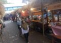 Pengunjung menikmati suasana gelaran Festival Angkringan Yogyakarta 2025 di Pasar Aneka Satwa dan Tanaman Hias Yogyakarta (PASTY), Sabtu (25/10/2025). (Gregorius Bramantyo)
