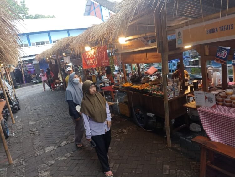 Pengunjung menikmati suasana gelaran Festival Angkringan Yogyakarta 2025 di Pasar Aneka Satwa dan Tanaman Hias Yogyakarta (PASTY), Sabtu (25/10/2025). (Gregorius Bramantyo)