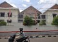 Pengendara melintas di depan proyek revitalisasi Pasar Terban, Yogyakarta. (Gregorius Bramantyo)