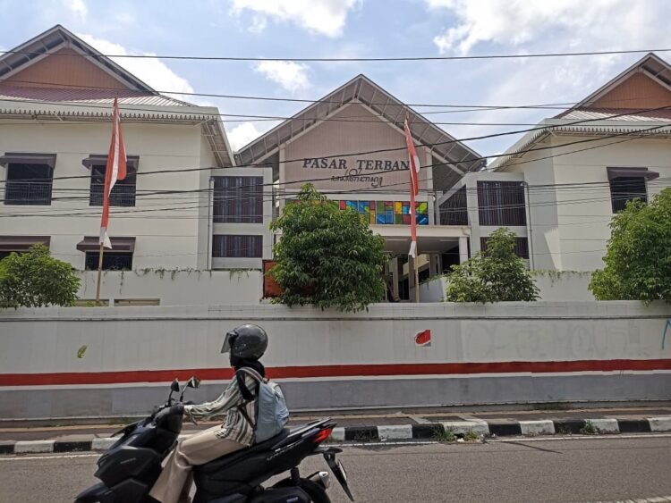 Pengendara melintas di depan proyek revitalisasi Pasar Terban, Yogyakarta. (Gregorius Bramantyo)