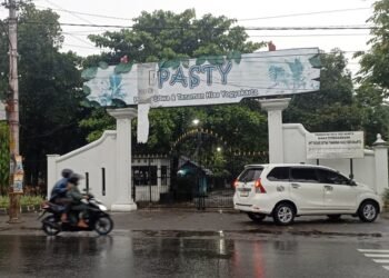 Pengendara melintas di depan Pasar Aneka Satwa dan Tanaman Hias Yogyakarta (PASTHY).