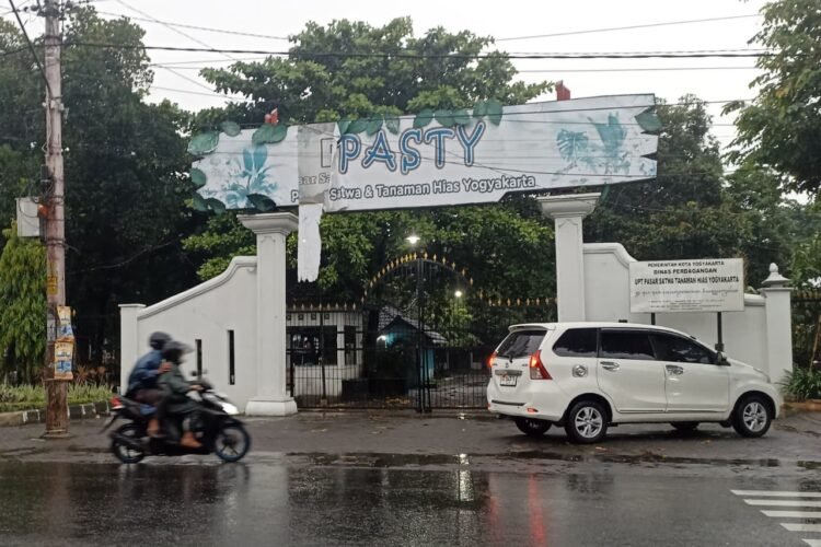 Pengendara melintas di depan Pasar Aneka Satwa dan Tanaman Hias Yogyakarta (PASTHY).
