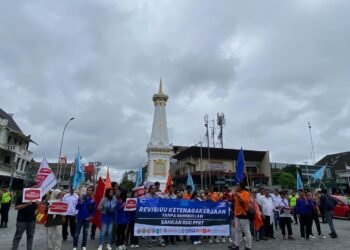 Massa buruh yang tergabung dalam Majelis Pekerja Buruh Indonesia (MPBI) DIY menggelar aksi di kawasan Tugu Yogyakarta, Kamis (30/10/ 2025).