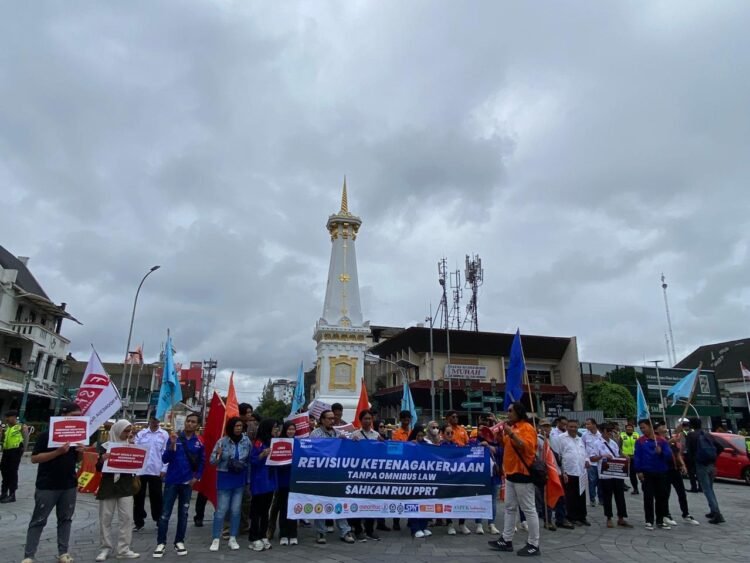 Massa buruh yang tergabung dalam Majelis Pekerja Buruh Indonesia (MPBI) DIY menggelar aksi di kawasan Tugu Yogyakarta, Kamis (30/10/ 2025).
