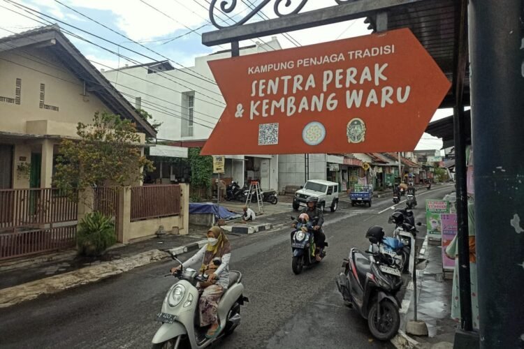 Pengendara melintas di kawasan Kampung Wisata Basen, Kotagede, Yogyakarta.