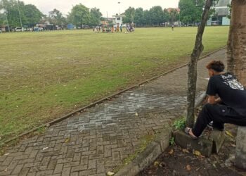 Warga menyaksikan sejumlah anak berlatih sepakbola di Lapangan Mancasan, Wirobrajan, Yogyakarta.