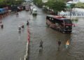 Kawasan Kaligawe Semarang tergenang banjir hingga mengganggu aktivitas lalu lintas, Kamis (23/10/2025)