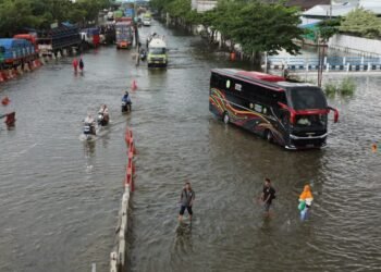 Kawasan Kaligawe Semarang tergenang banjir hingga mengganggu aktivitas lalu lintas, Kamis (23/10/2025)