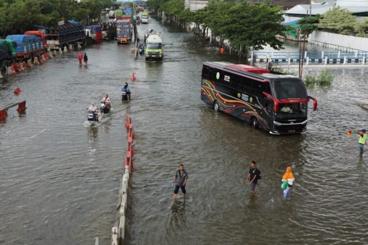 Kawasan Kaligawe Semarang tergenang banjir hingga mengganggu aktivitas lalu lintas, Kamis (23/10/2025)