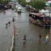 Kawasan Kaligawe Semarang tergenang banjir hingga mengganggu aktivitas lalu lintas, Kamis (23/10/2025)
