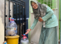 Waliamah saat menunjukkan galon bekas yang diberikan dari kelurahan sudah ia manfaatkan untuk memilah sampah organiknya.