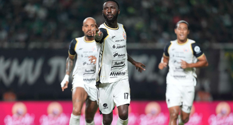 pemain Persija Jakarta Allano Lima melakukan selebrasi usai membobol gawang Persebaya Surabaya dalam laga lanjutan Super League, Sabtu (18/10/2025)