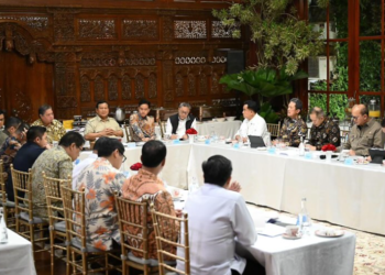Presiden Prabowo Subianto memimpin pertemuan yang dihadiri oleh Wakil Presiden RI Gibran Rakabuming beserta sejumlah menteri Kabinet Merah Putih di kediaman pribadinya, di Kertanegara, Jakarta, Minggu (12/10/2025) malam.