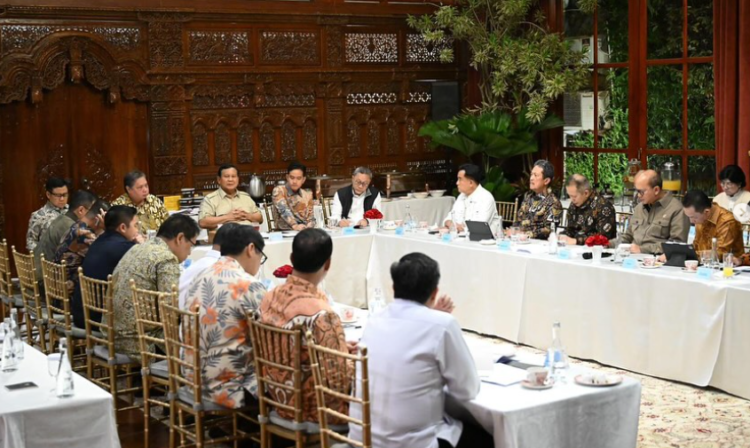 Presiden Prabowo Subianto memimpin pertemuan yang dihadiri oleh Wakil Presiden RI Gibran Rakabuming beserta sejumlah menteri Kabinet Merah Putih di kediaman pribadinya, di Kertanegara, Jakarta, Minggu (12/10/2025) malam.
