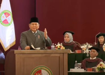 Presiden Prabowo Subianto memberikan orasi ilmiah di Sidang Senat Terbuka Universitas Kebangsaan Republik Indonesia (UKRI) di Trans Convention Centre, Kota Bandung, Jawa Barat, Sabtu.
