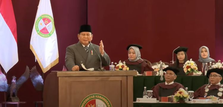 Presiden Prabowo Subianto memberikan orasi ilmiah di Sidang Senat Terbuka Universitas Kebangsaan Republik Indonesia (UKRI) di Trans Convention Centre, Kota Bandung, Jawa Barat, Sabtu.