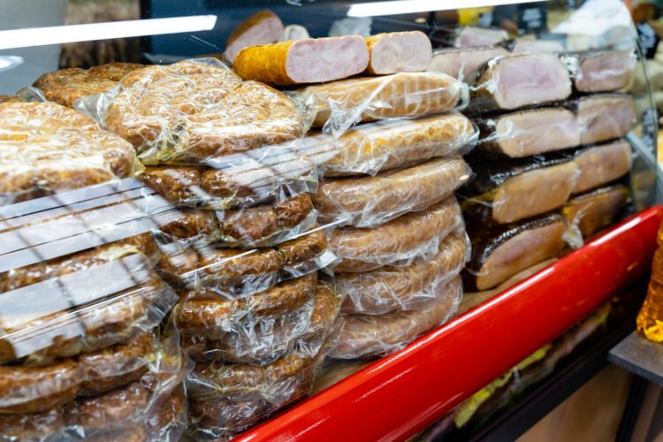 Ilustrasi makanan dalam kemasan plastik [vecteezy/Aleksey Matrenin]