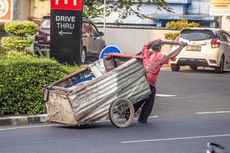 ilustrasi pekerja informal. [vecteezy/Amien Rahmat Noprianto Yusuf]