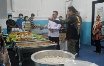 Wakil Bupati Gunungkidul Joko Parwoto melihat aktivitas penyelenggara penyediaan MBG di Gunungkidul