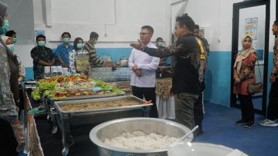 Wakil Bupati Gunungkidul Joko Parwoto melihat aktivitas penyelenggara penyediaan MBG di Gunungkidul