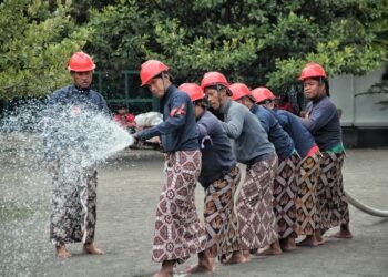 Para abdi dalem Keraton Yogyakarta mengikuti simulasi pemadaman kebakaran yang digelar BPBD DIY dan Dinas Damkarmat Kota Yogyakarta, Senin (17/11/2025).
