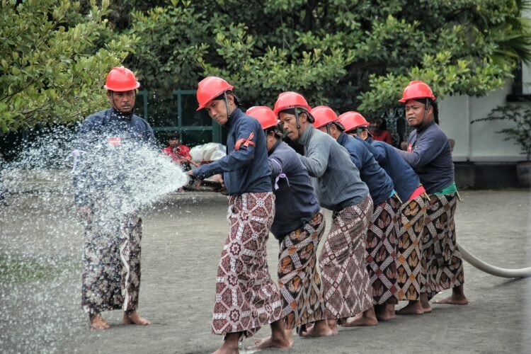 Para abdi dalem Keraton Yogyakarta mengikuti simulasi pemadaman kebakaran yang digelar BPBD DIY dan Dinas Damkarmat Kota Yogyakarta, Senin (17/11/2025).