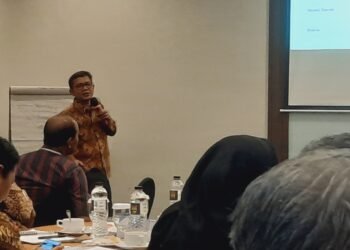 Wakil Rektor UGM Bidang Kemahasiswaan dan Pengabidan Masyarakat Arie Sudjito saat memberikan pelatihan kepemimpinan kepada pejabat eselon II Pemkab Sleman di Hotel Atrium, Sendangadi, Mlati, Sleman, Jumat (31/10/2025).