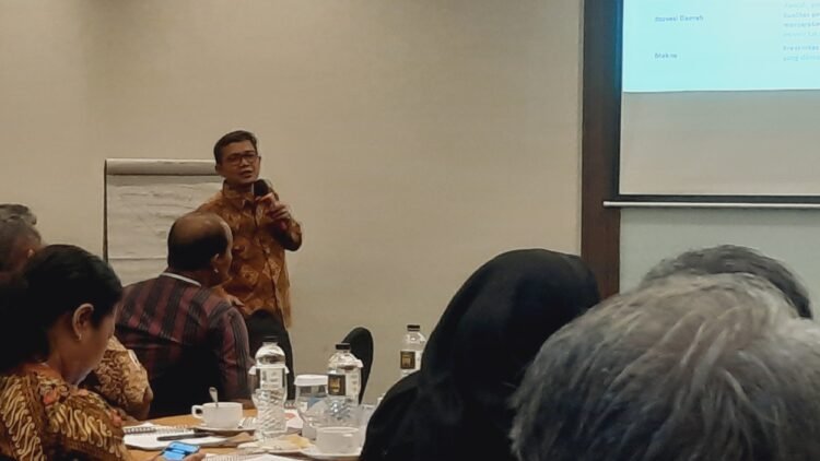 Wakil Rektor UGM Bidang Kemahasiswaan dan Pengabidan Masyarakat Arie Sudjito saat memberikan pelatihan kepemimpinan kepada pejabat eselon II Pemkab Sleman di Hotel Atrium, Sendangadi, Mlati, Sleman, Jumat (31/10/2025).