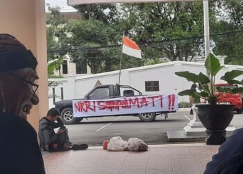 mobil massa aksi Aliansi Rakyat Peduli Indonesia (ARPI) saat mendatangi Kejaksaan Negeri Sleman, Selasa (4/11/2025)