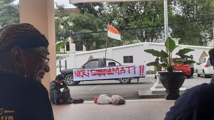 mobil massa aksi Aliansi Rakyat Peduli Indonesia (ARPI) saat mendatangi Kejaksaan Negeri Sleman, Selasa (4/11/2025)