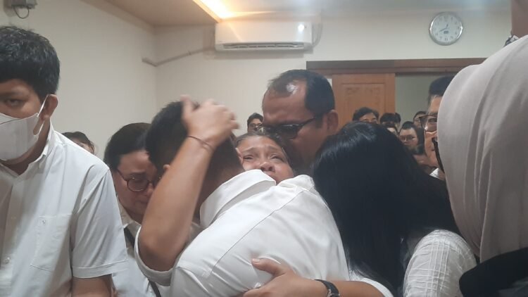 Momen keluarga Christiano Pengarapenta Pengidahen Tarigan saat mendapatkan pelukan dari ibunya usai divonis 1 tahun 2 bulan penjara oleh Pengadilan Negeri Sleman dalam perkara kecelakaan yang menewaskan mahasiswa Fakultas Hukum Universitas Gadjah Mada (UGM) Argo Ericko Achfandi, Kamis (6/11/2025).