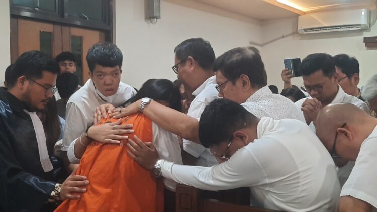 Christiano Pengarapenta Pengidahen Tarigan saat dirangkul oleh sejumlah keluarga terdekat usai mendapatkan vonis 1 tahun 2 bulan penjara perkara kecelakaan yang mengakibatkan mahasiswa Universitas Gadjah Mada (UGM) Argo Ericko Achfandi meninggal dunia, Jumat (7/11/2025).