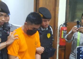 Pelaku pembunuhan wanita di Meijing Wetan, Ambarketawang, Gamping, Sleman, DIY,l saat dihadirkan dalam jumpa pers di Aula Mapolresta Sleman, Kamis (6/11/2025).