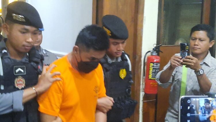 Pelaku pembunuhan wanita di Meijing Wetan, Ambarketawang, Gamping, Sleman, DIY,l saat dihadirkan dalam jumpa pers di Aula Mapolresta Sleman, Kamis (6/11/2025).